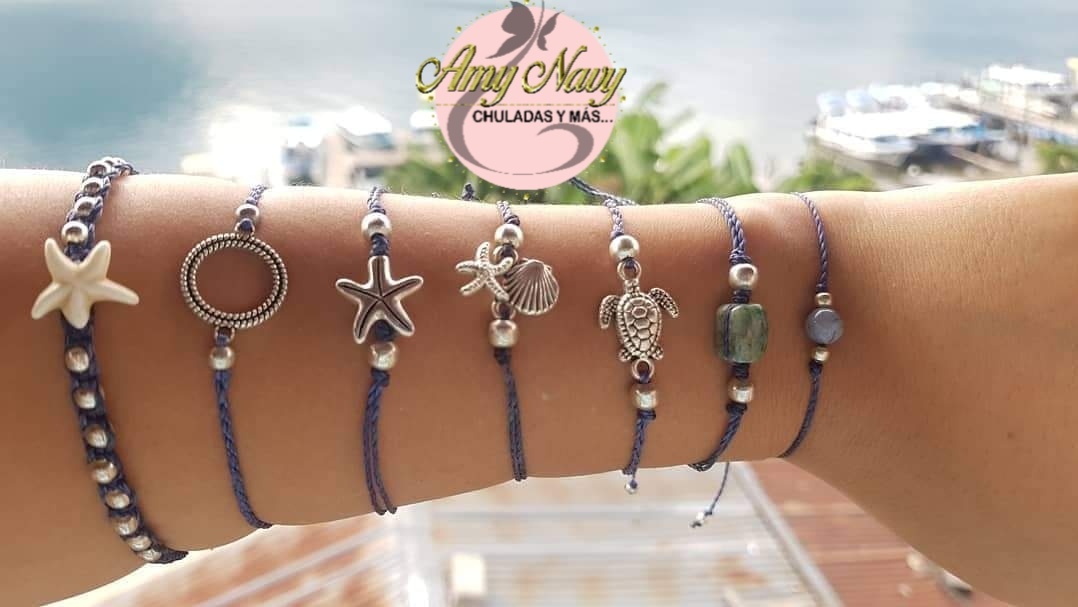 Pulseras de macrame, dijes varios - Imagen 2