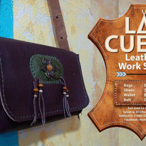 Bolso en forma de cilindro.