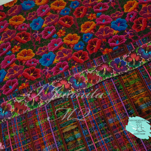 Guipil lleno, corte y faja de hilo cristal.