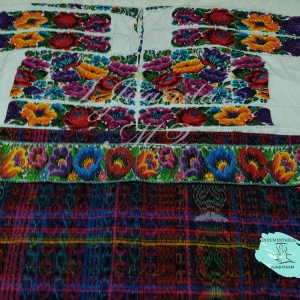 Traje con colores luto y vivos.