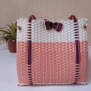 bolsa o cesta plastica, artesanal