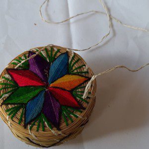 Canasto hecho con hojas de pino