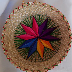 Canasto hecho con hojas de pino redondo