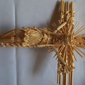 Crucifijo artesanal con material de trigo
