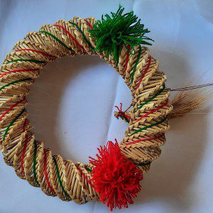 Corona elaborado con material de trigo