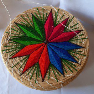 Canasto hecho con hojas de pino