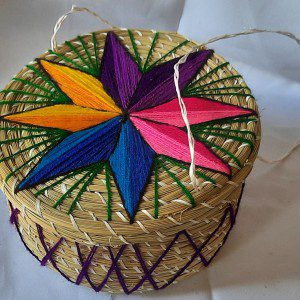 Canasto hecho con hojas de pino