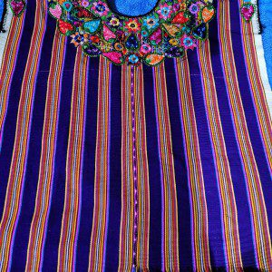 Güipil bordado de aplicaciones hecho a mano