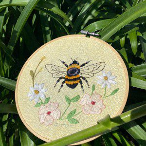Bordado de abeja – needle painting