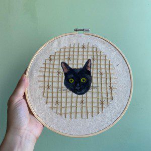 Retrato de gatita negra – Bordado + pintura